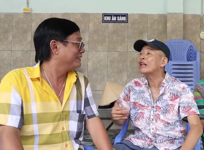 Nghệ sĩ Tấn Hoàng cho biết Tấn Beo không xin cơm từ thiện, mà còn đóng góp gạo, nhiều nhu yếu phẩm khi đến chữa bệnh tại một cơ sở ở Bình Dương.