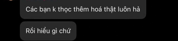 Đoạn tin nhắn cô giáo hỏi học sinh có đi học thêm Hóa hay không.