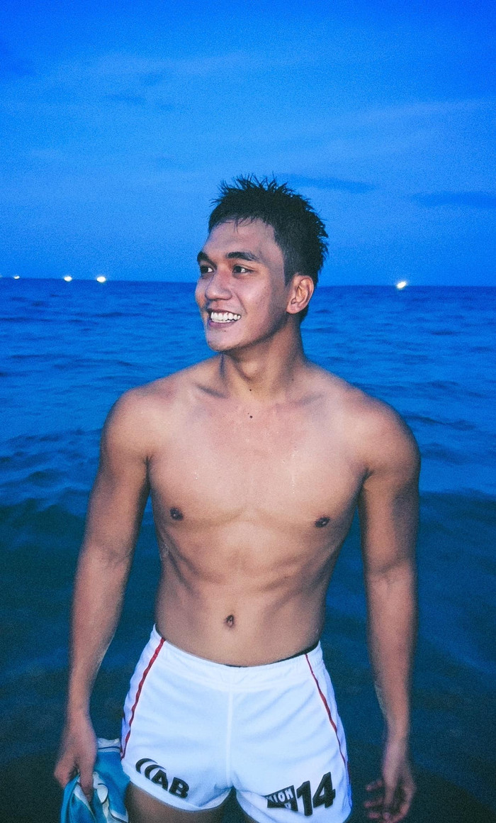 Khi lên phim, nhân vật Phúc chủ yếu diện đồ học sinh, hoặc những bộ trang phục kín đáo, đơn giản. Ngoài đời, “chàng thơ phim Nguyễn Nhật Ánh” có phong cách đa dạng. Nam diễn viên nhiều lần gây chú ý khi diện vest tối màu, được khen có “vibe” tổng tài. 