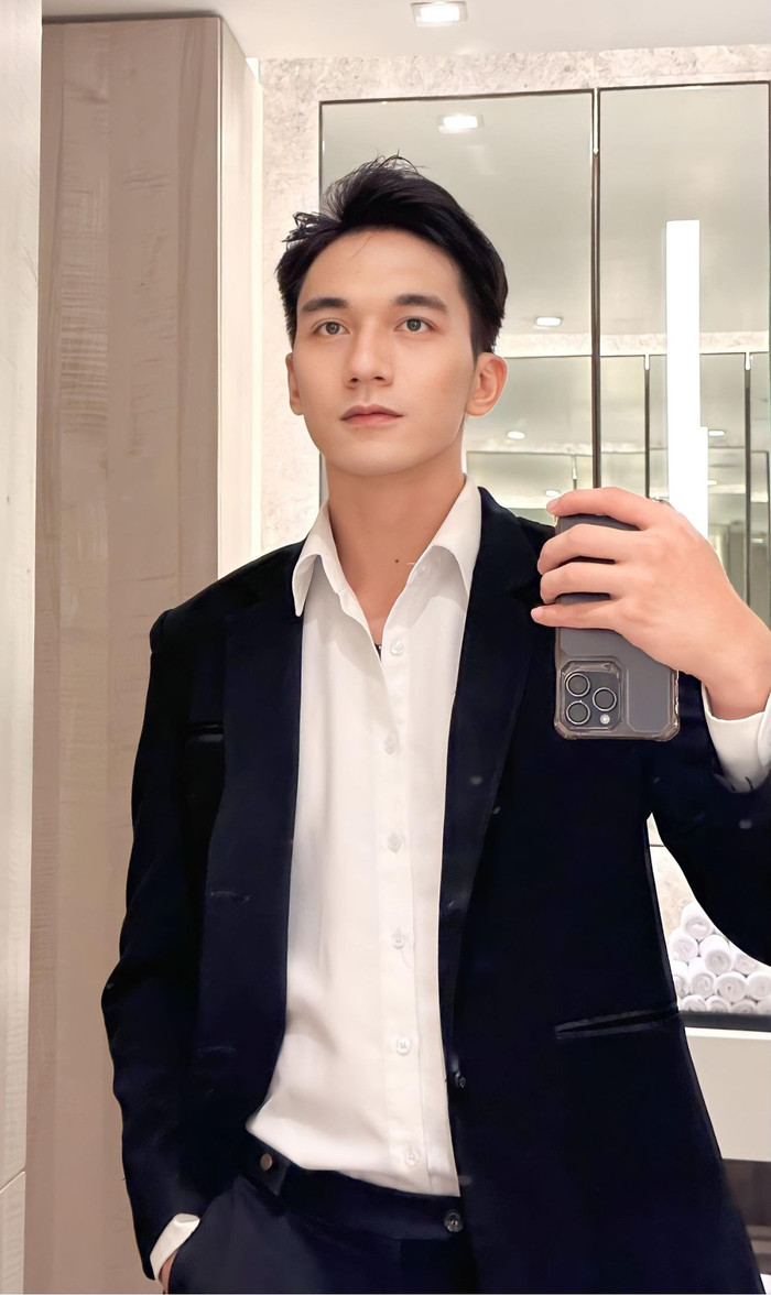 Sau khi dàn cast phim được công bố, nhiều khán giả bắt đầu “đào” lại các câu chuyện trong quá khứ của anh chàng. Đặc biệt, chuyện anh công khai là người song tính gây nhiều sự chú ý. Chia sẻ về vấn đề này, nam diễn viên nói, Yên Đan chấp nhận mình, cô nàng có suy nghĩ rất cởi mở và thấu hiểu cho người yêu.