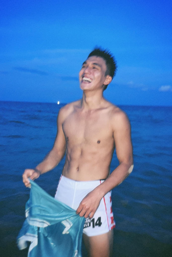 Thỉnh thoảng, Đỗ Nhật Hoàng gây bấn loạn khi khoe body đẹp như tạc tượng, với bụng “6 múi” vạn người mê. Nam diễn viên và bạn gái xứng đôi vừa lứa về cả ngoại hình lẫn tài năng.