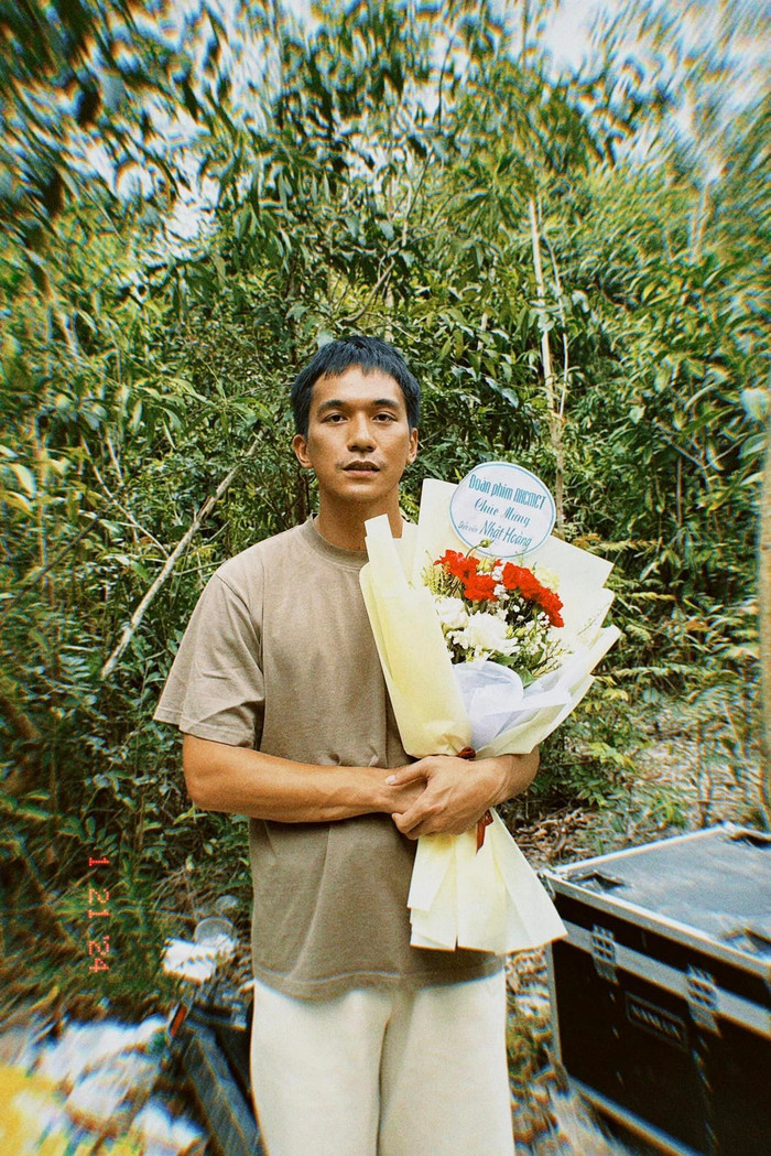 “Mình không trăn trở, lăn tăn hay lo sợ gì về quá khứ. Hồi xưa, mình không ngại thể hiện bản thân, chia sẻ về con người của mình. Hiện tại, khi mọi người chia sẻ lại những câu chuyện cũ, tôi chỉ nghĩ đơn giản là mình được quan tâm, chú ý hơn mà thôi. Có lẽ mọi người muốn hiểu, muốn biết hơn về mình nên mới sử dụng những chất liệu đó. Yên Đan cũng chấp nhận tôi, có tư duy mở, thoải mái trong chuyện đó, chúng tôi cảm thấy như vậy là ổn rồi”, sao nam Ngày Xưa Có Một Chuyện Tình chia sẻ.