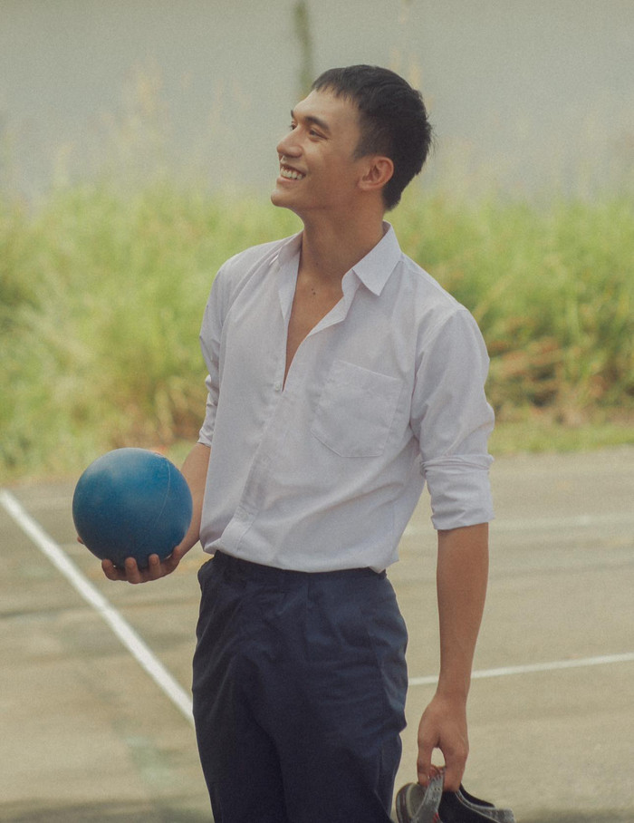 Đỗ Nhật Hoàng sinh năm 1997, quê ở Nha Trang. Trước khi bén duyên diễn xuất, am diễn viên từng là vũ công của Vũ đoàn Bước nhảy. 