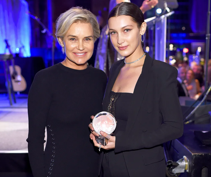 Một cô con gái khác của Yolanda Hadid là Bella Hadid cũng theo đuổi con đường trở thành siêu mẫu.
