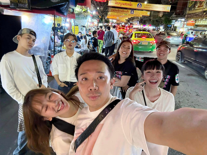 Vợ chồng Hari Won cùng nhóm bạn vui vẻ tận hưởng ẩm thực xứ chùa Vàng.