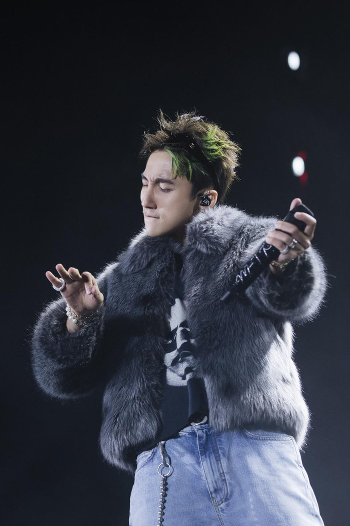 Cát xê cao nhất nhì Việt Nam, Sơn Tùng vẫn mua 'đồ chợ' để đi hát? Ảnh 1