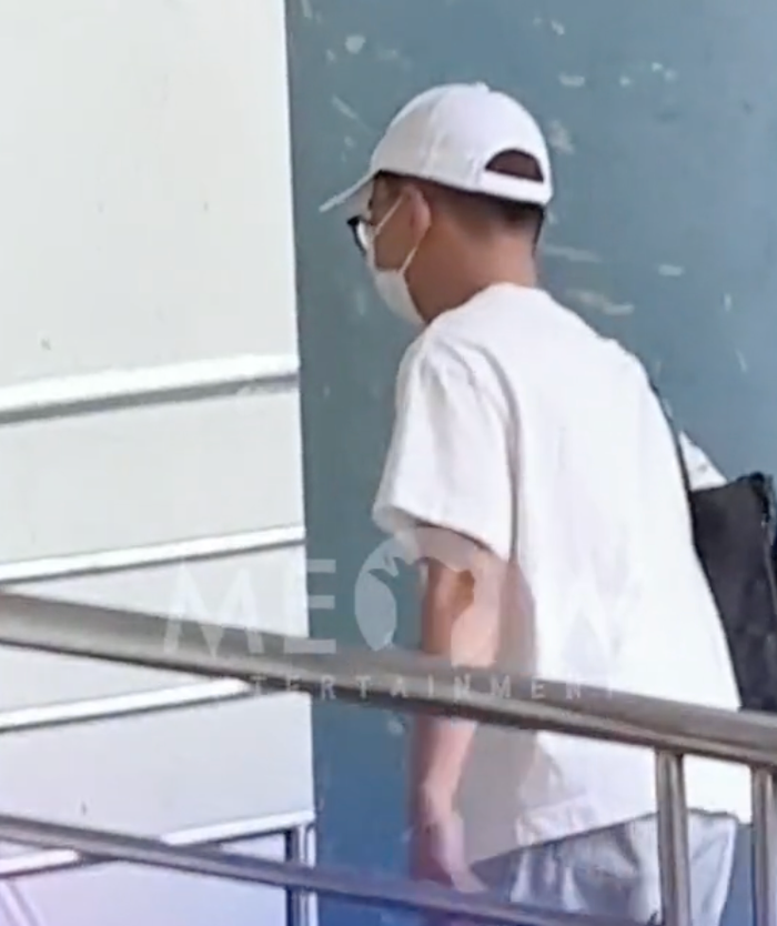 Showbiz 6/10: Minh Dự bịt kín mặt khi xuất hiện ở chốn đông người. Ảnh: Meow Entertainment