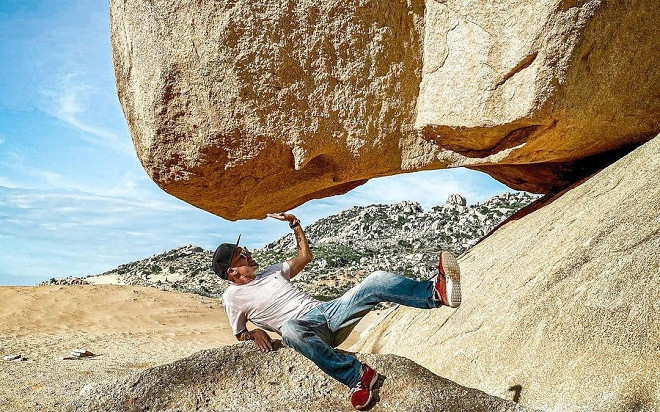 Tảng đá độc lạ nhất Việt Nam: Nằm chênh vênh như sắp đổ, hút khách du lịch đến check-in Ảnh 2