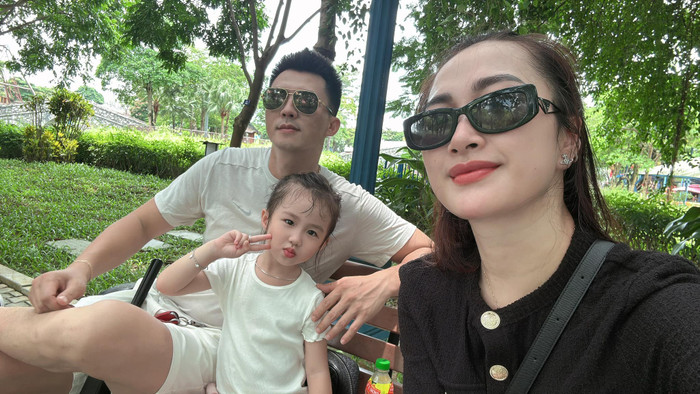 Xuất hiện công khai cùng chồng, bà xã U40 của Hà Việt Dũng bị nhầm là học sinh cấp 3 Ảnh 3