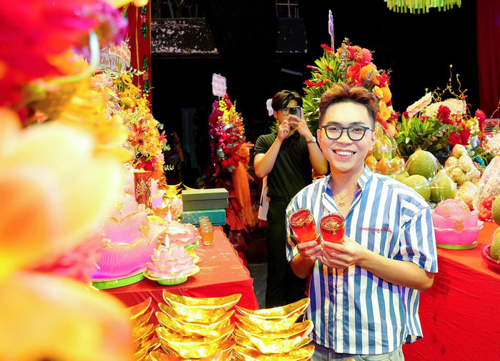 Minh Dự trong hoạt động lễ giỗ Tổ nghề được tổ chức ở Sân khấu Thế giới Trẻ. Ảnh: Facebook Sân khấu Thế giới Trẻ