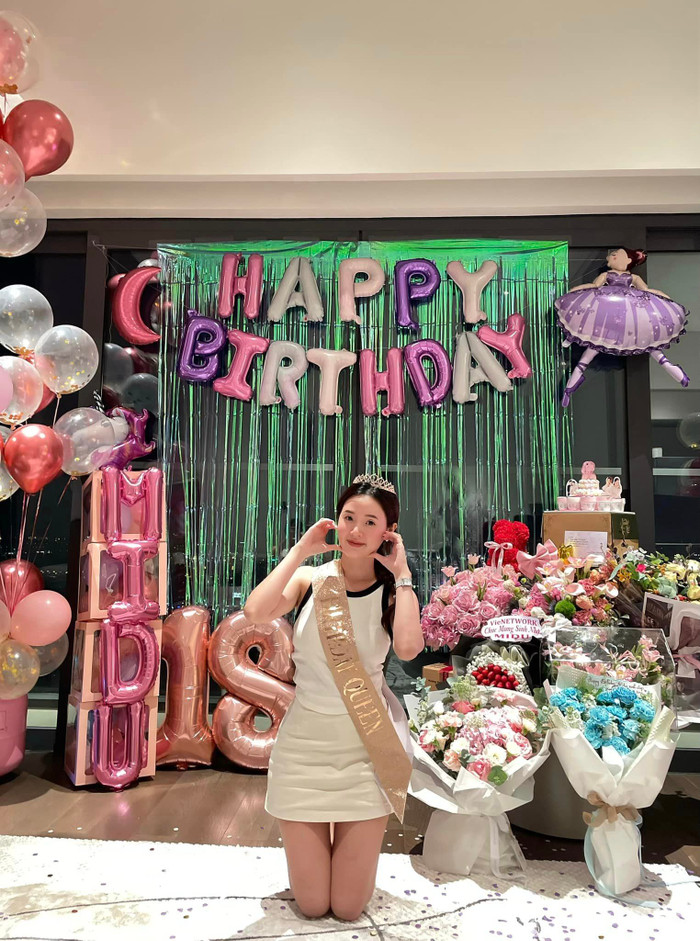 Midu đội vương miện, đeo sash và chụp cùng những bó hoa, món quà nhận được trong ngày sinh nhật. Ảnh: FBNV
