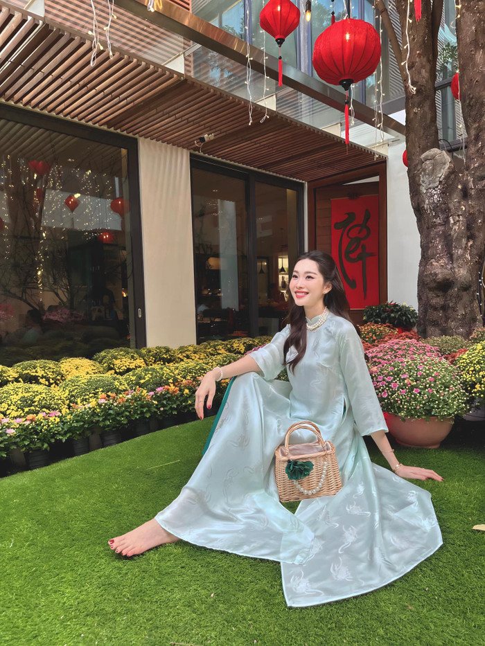 Trong thời gian nghi vấn mang thai lần ba, Đặng Thu Thảo chăm mặc đồ rộng và hạn chế xuất hiện trên mạng xã hội. Ảnh: FBNV