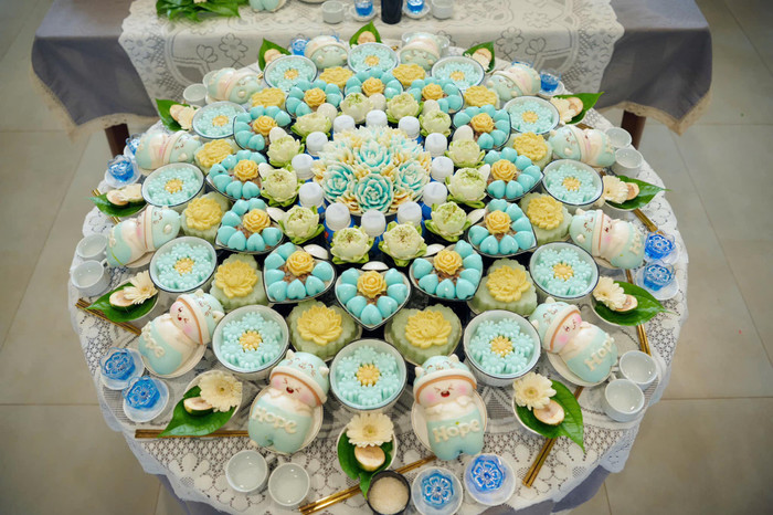 Nhã Phương chuẩn bị mâm cúng thôi nôi đầy đặn, tươm tất cho con trai. Ảnh: FBNV