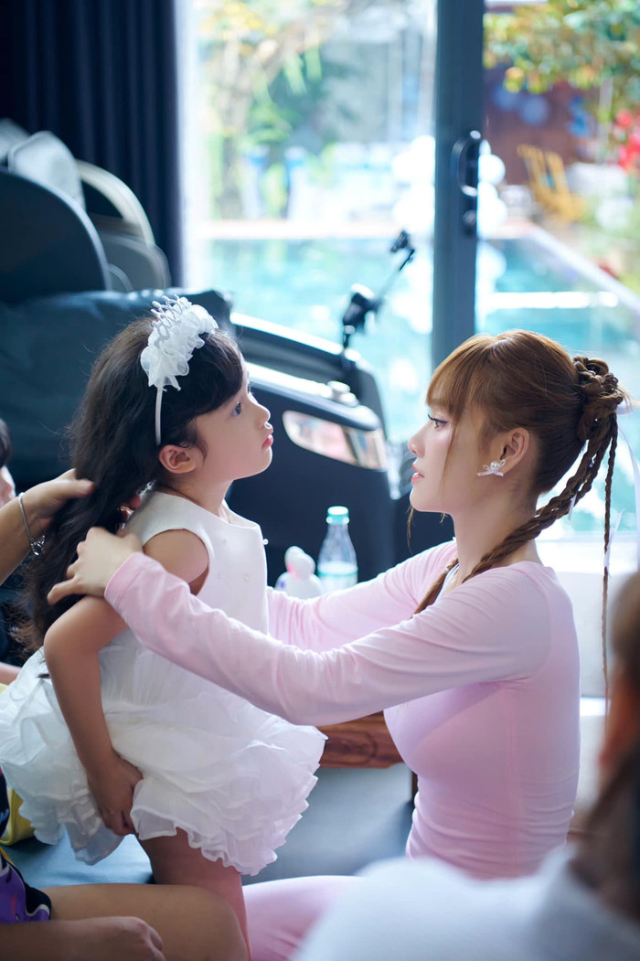 Nhã Phương chăm sóc con gái Destiny. Nhóc tỳ được nhiều khán giả nhận xét ngày càng lộ rõ nhiều nét đẹp của bố và mẹ. Ảnh: FBNV