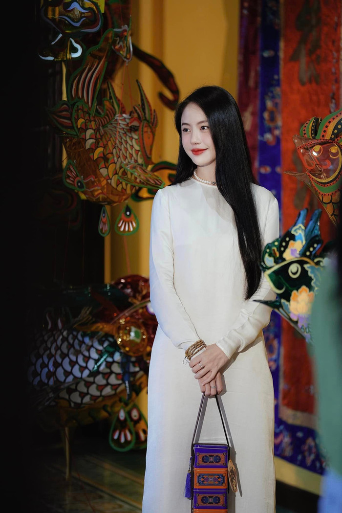 Mặt khác, cô cũng yêu thích áo dài truyền thống, thường áp dụng kiểu trang phục này khi xuất hiện tại các sự kiện trang trọng.