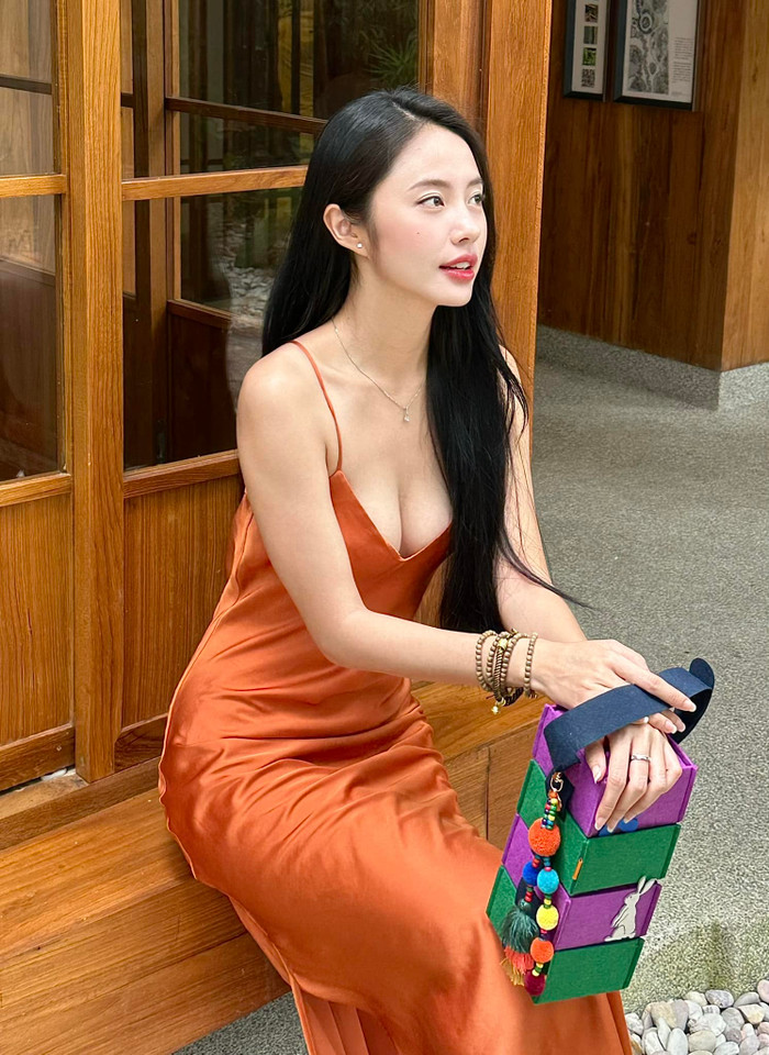 Ngoài diễn xuất, Rima Thanh Vy còn làm người mẫu, “cân” được nhiều phong cách thời trang. Ngoài đời, sao nữ sinh năm 1995 chăm diện trang phục khoe dáng, nhiều lần gây ná thở khi diện đồ kiệm vải, “thả rông” vòng 1.