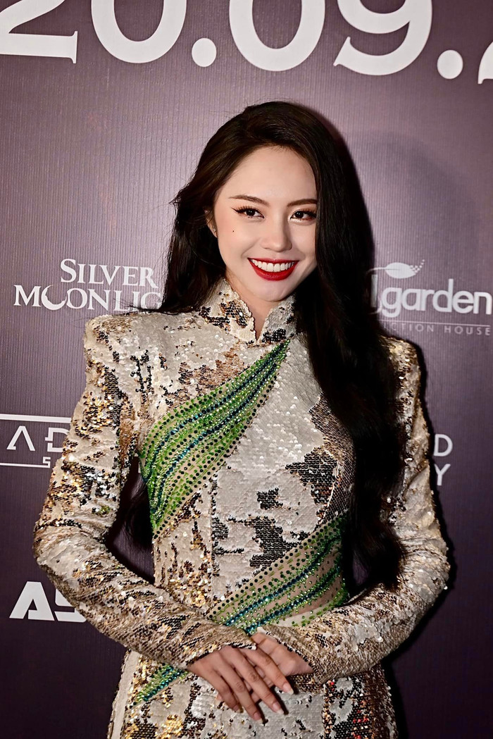 Trước dự án này, cô nàng có vai diễn dữ dội trong phim Cám, kết hợp Thuý Diễm, Quốc Cường. Trong đó, cảnh quay 18+ của Rima Thanh Vy nhận ý kiến trái chiều vì quá táo bạo, không cần thiết. Nữ diễn viên đón nhận, cho biết đã đấu tranh tâm lý rất nhiều vì cảnh quay nói trên.