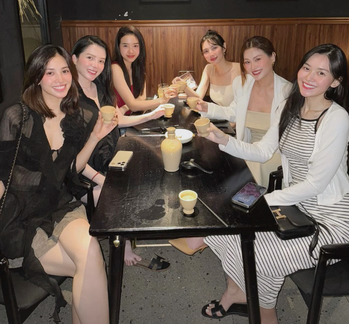 Hội bạn thân của Hoa hậu Thùy Tiên tụ họp đầy đủ.