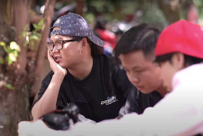 Anh chàng vô cùng quyết liệt khi quay teasing cho các thí sinh.
