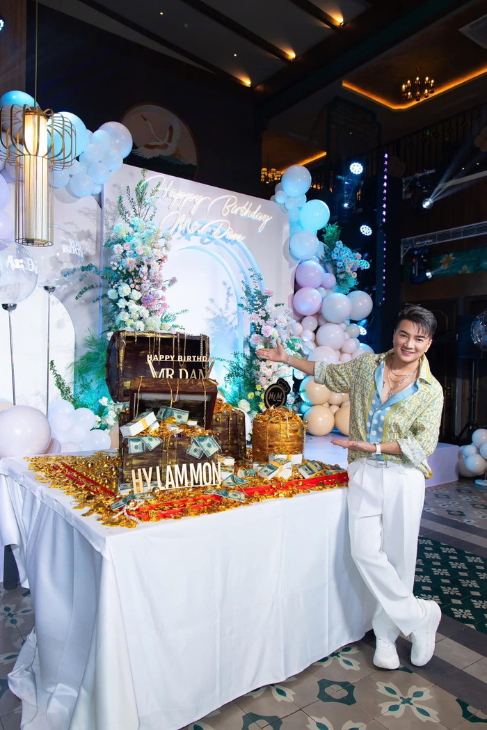 Đàm Vĩnh Hưng vừa đón sinh nhật tuổi 53