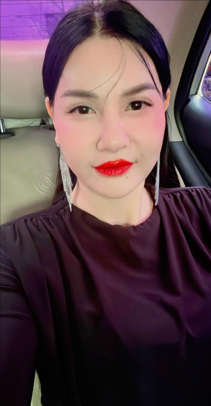 Cát Phượng xuất hiện với diện mạo trẻ trung. 