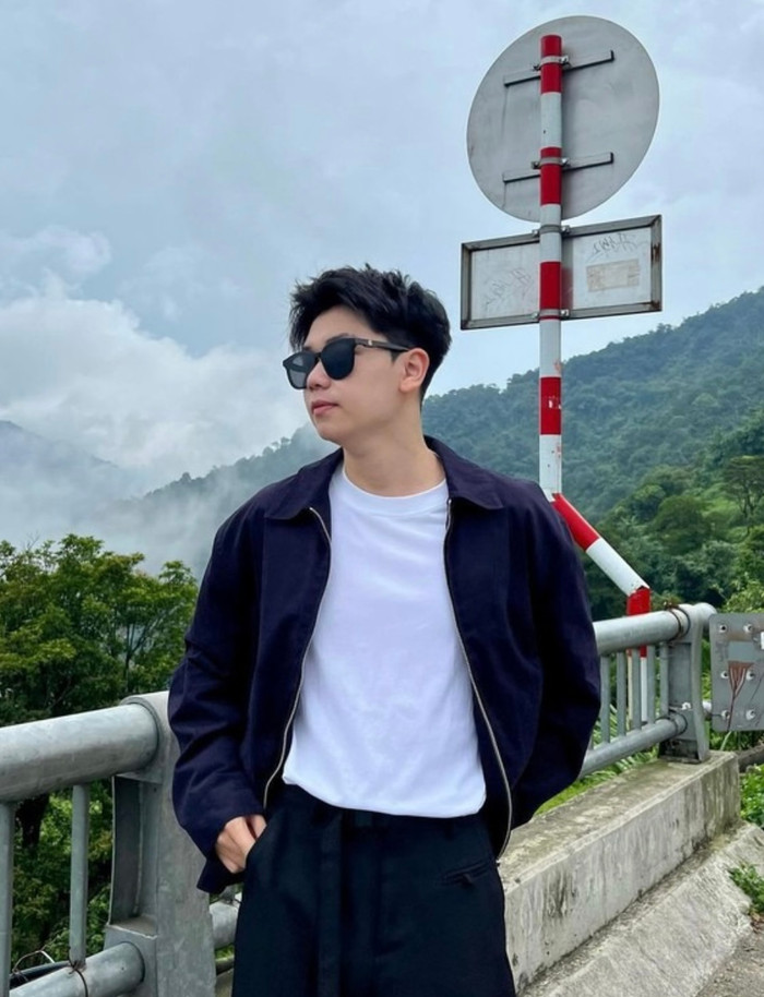 Ở ngoài, chàng trai cũng giản dị thế này đây.