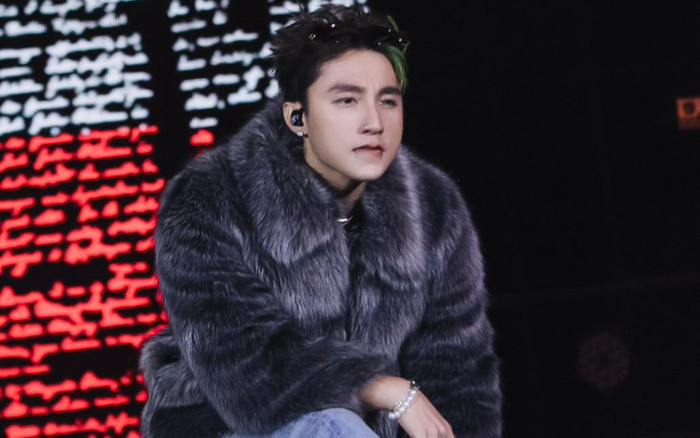 Sơn Tùng bị khán giả ném đồ lên sân khấu lúc đang biểu diễn Ảnh 2