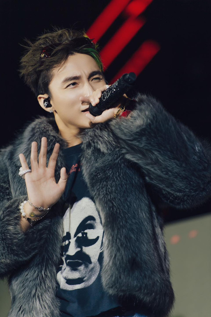 Sơn Tùng bị khán giả ném đồ lên sân khấu lúc đang biểu diễn Ảnh 4