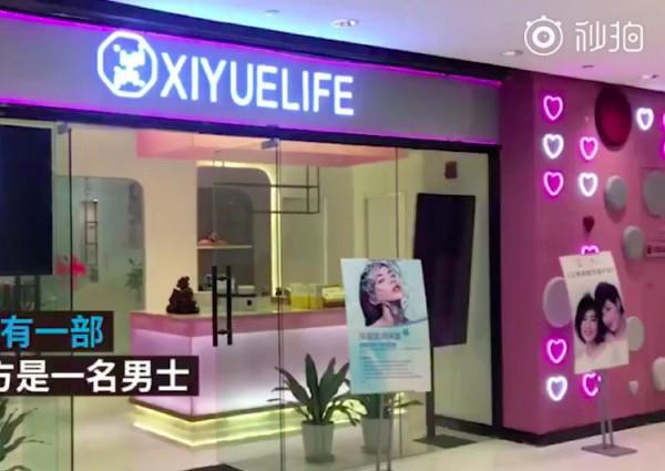 Cô Li đã đến tiệm spa ở Hồ Bắc (Trung Quốc) để mát xa thư giãn.