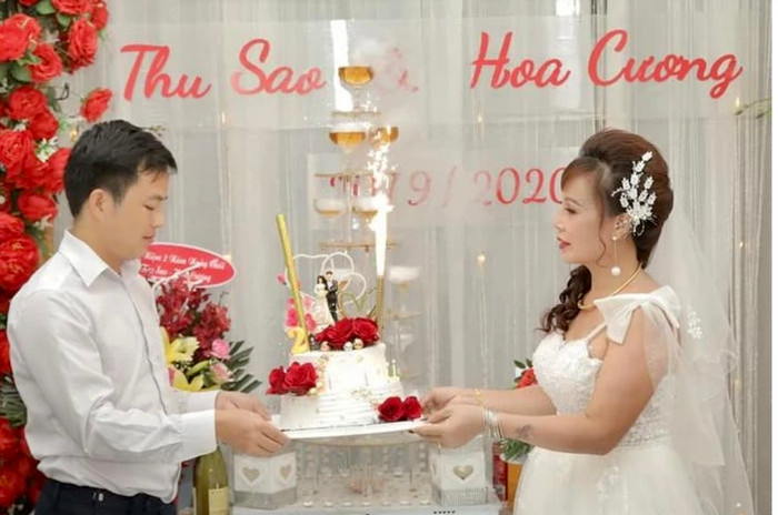 Sau tất cả ồn ào, chú rể Hoa Cương và cô dâu Thu Sao vẫn đang hạnh phúc bên nhau.