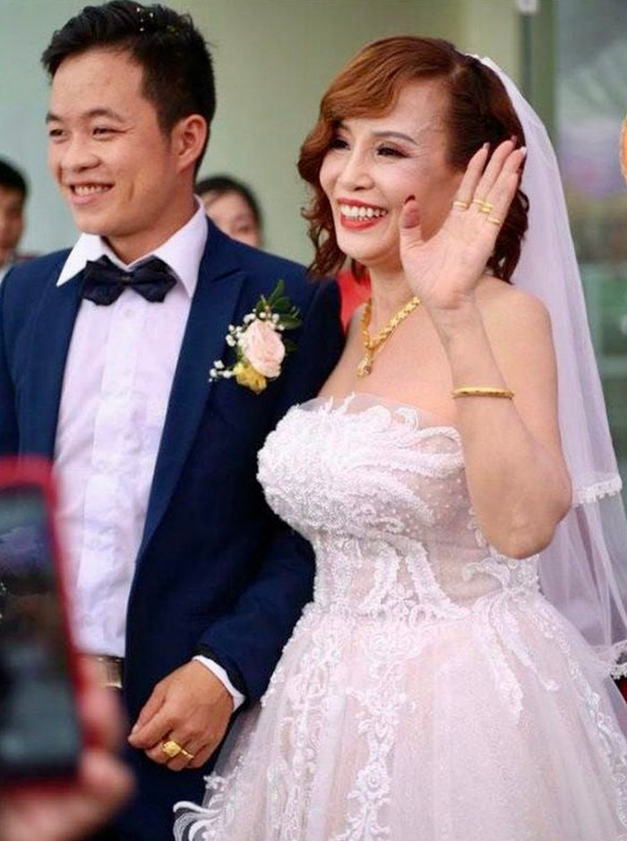 Gần đây, Thu Sao lên tiếng phủ nhận chuyện ly hôn chồng trẻ. 