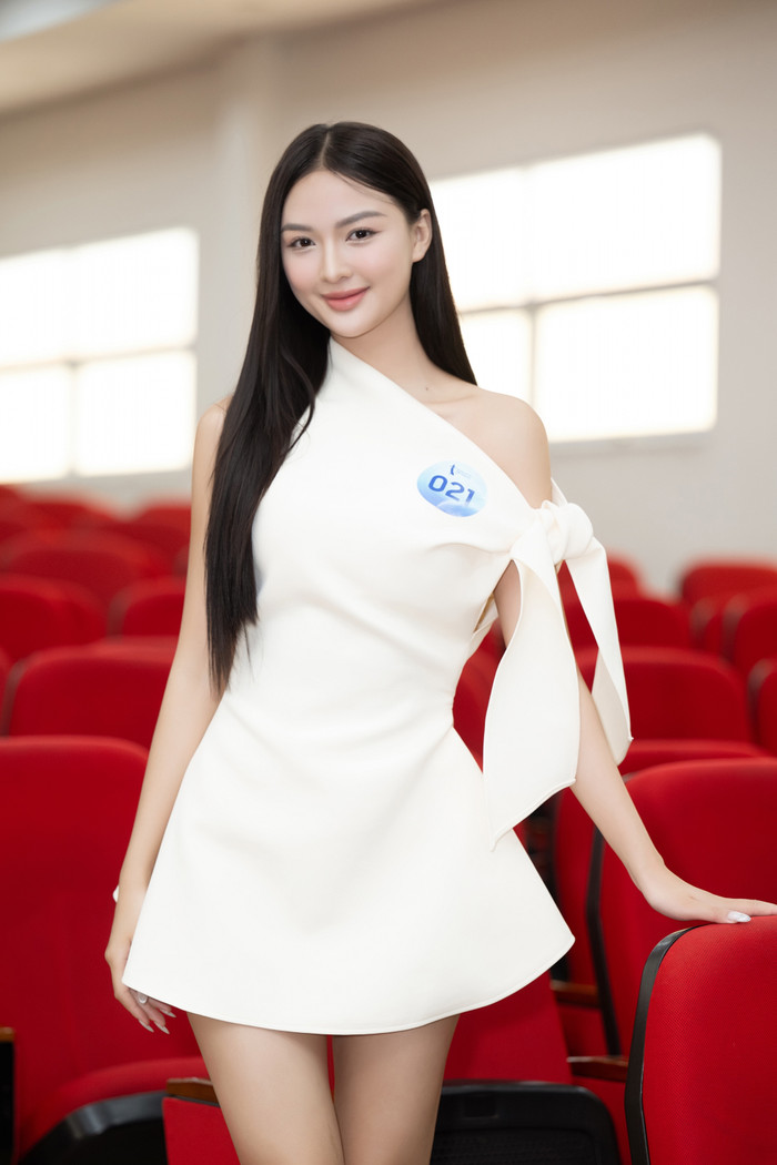 Thí sinh Nguyễn Thị Cẩm Ly (SBD 021) gây chú ý với ban giám khảo với nhan sắc ngọt ngào trong thiết kế đầm trắng lệch vai. Sau khi ảnh tại sơ khảo của người đẹp được đăng tải trên fanpage của Hoa hậu Quốc gia Việt Nam, nhiều người nhận xét mỹ nhân có ngoại hình khá giống với hot girl Kelly Nguyễn. 