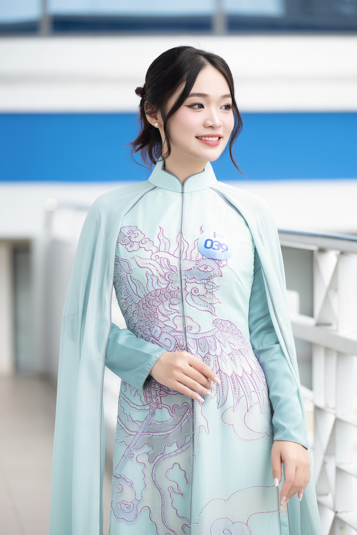 Là một trong những thí sinh đầu tiên đến với vòng Sơ khảo, thí sinh Phạm Thị Kiều Oanh (SBD 039) đến từ Huế, cô từng là phiên dịch viên cho Miss Charm Brazil tại cuộc thi Miss Charm 2023. Kiều Oanh cho biết ngoài tiếng Anh, cô cũng đang bắt đầu học thêm tiếng Tây Ban Nha.