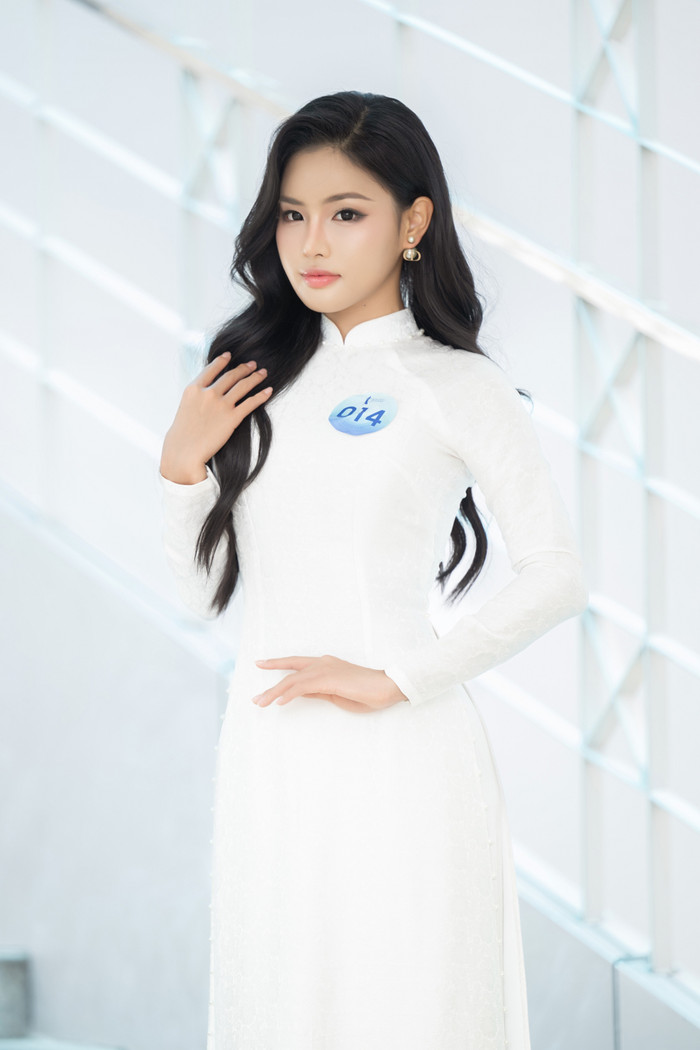 Lê Hoàng Thu Anh (SBD 014) hiện đang là giảng viên tiếng Anh - Thạc sĩ ngành TESOL, Đại học Birmingham, Vương quốc Anh và tốt nghiệp loại Giỏi ngành Biên - phiên dịch tiếng Anh tại Đại học Ngoại ngữ - Đại học Quốc gia Hà Nội với chứng chỉ ngoại ngữ IELTS 8.0 và đạt chứng chỉ tiếng Pháp B2 CEFR.