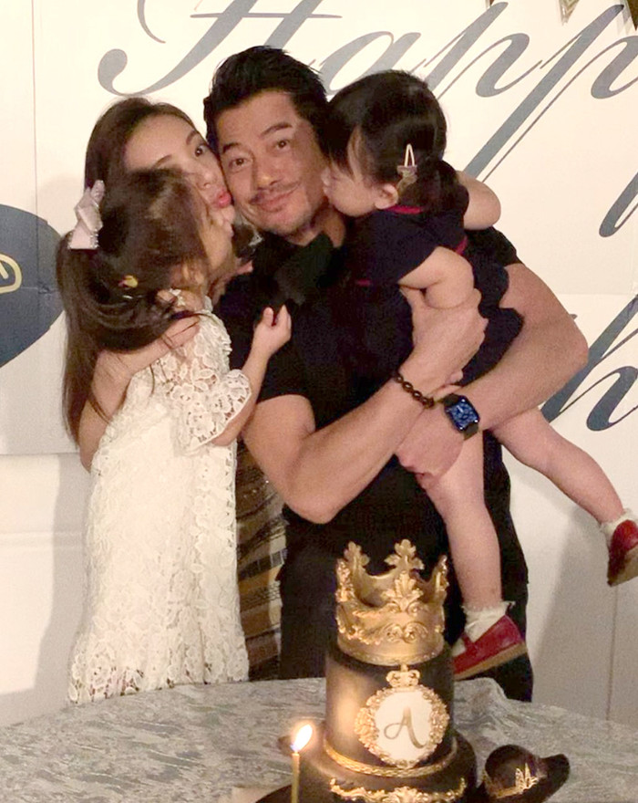 'Thiên Vương' Quách Phú Thành lộ mặt mộc kém sắc khi bị bắt gặp đi mua sắm Ảnh 5