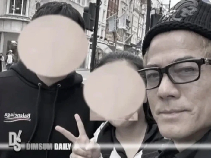 'Thiên Vương' Quách Phú Thành lộ mặt mộc kém sắc khi bị bắt gặp đi mua sắm Ảnh 1