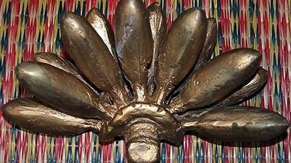 Nải chuối vàng với mỗi quả là một miếng vàng dát mỏng.