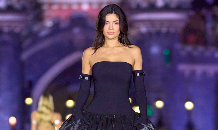 Kylie Jenner lần đầu xuất hiện trên sàn diễn thời trang với tư cách người mẫu.