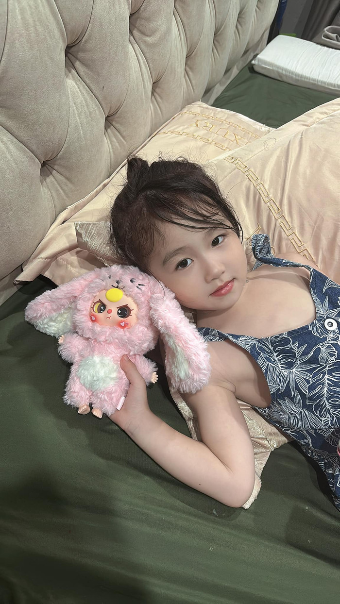 Con gái Hà Việt Dũng ra dáng đại mỹ nữ, gây sốt khi đi làm cùng bố Ảnh 2