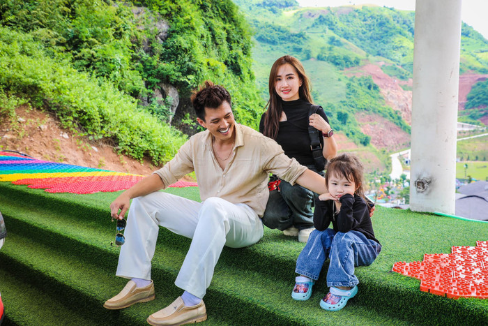 Con gái Hà Việt Dũng ra dáng đại mỹ nữ, gây sốt khi đi làm cùng bố Ảnh 3