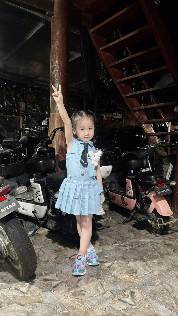 Con gái Hà Việt Dũng trổ mã, giờ có thể làm mẫu nhí cho mẹ.