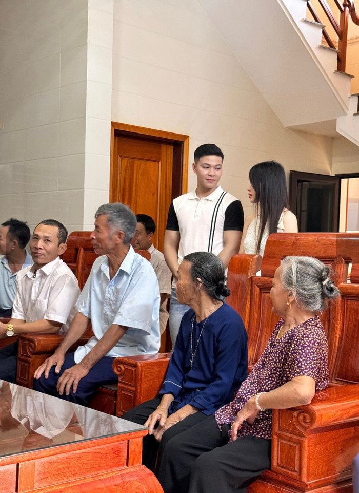 Yêu xa 4 năm, gặp nhau lần đầu chỉ 10 ngày đã dạm ngõ đầy bất ngờ.