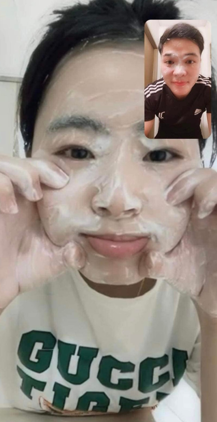 Mỗi ngày, họ đều liên lạc và thể hiện tình yêu thương với nhau thông qua những cuộc gọi và tin nhắn online.