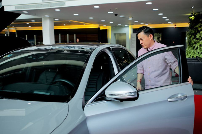 Nam ca sĩ sở hữu nhiều ô tô có giá đắt đỏ. 
