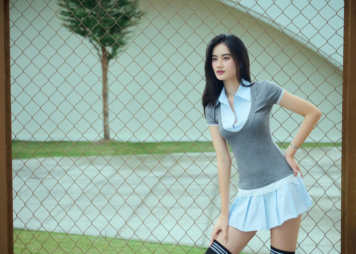 Outfit này không chỉ giúp tôn dáng vóc gọn gàng của Ý Nhi, mà còn nhấn mạnh vẻ đẹp nữ tính nhưng đầy năng động của cô. Đây là một sự lựa chọn thời trang phù hợp, vừa giữ được nét trẻ trung đúng với lứa tuổi nhưng vẫn nổi bật được thần thái và phong cách cá nhân.