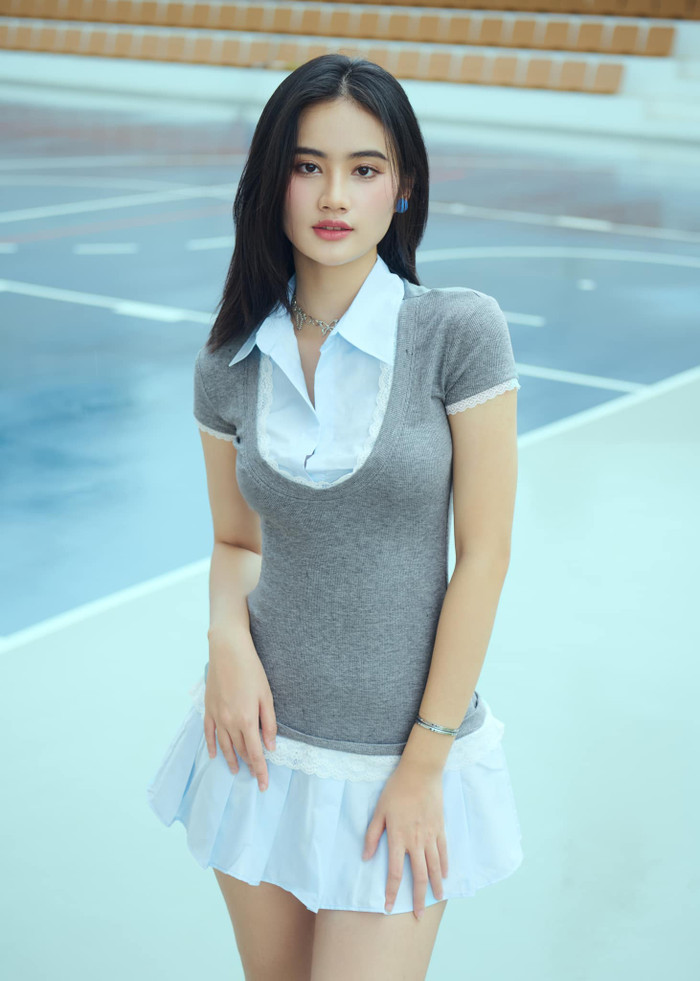 Gương mặt thanh tú với làn da mịn màng, cùng nụ cười nhẹ nhàng đã làm tăng thêm phần rạng rỡ cho hoa hậu Ý Nhi. Phong cách trang điểm tự nhiên, nhẹ nhàng giúp cô giữ được nét thanh lịch, trong trẻo nhưng không kém phần quyến rũ. Dù trang phục giản dị, nhưng nhờ thần thái tỏa sáng, Ý Nhi vẫn thể hiện được phong cách riêng biệt và độc đáo của bản thân.