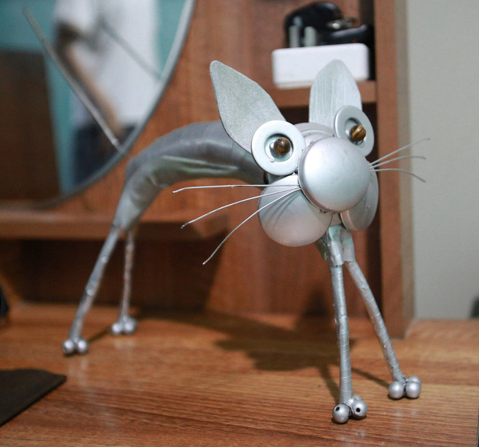 Những món đồ chơi được tái chế từ rác thải qua đôi bàn tay khéo léo của anh Giang.