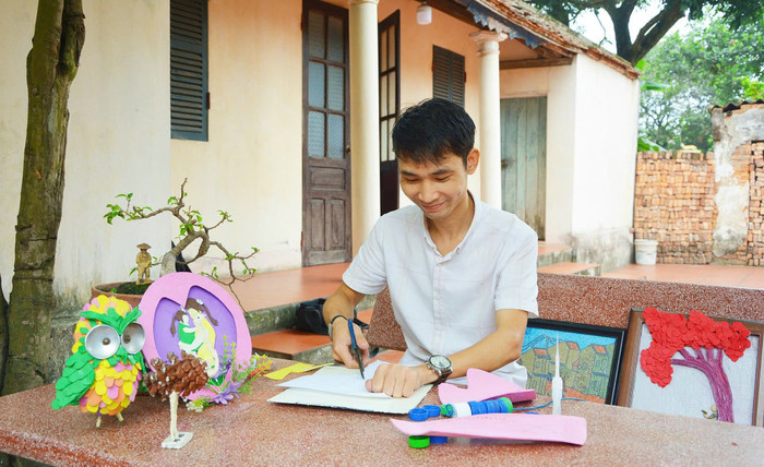 Từ những món đồ bị bỏ đi, anh Giang đã nhặt nhạnh và tái chế thành những món đồ chơi đẹp mắt và hữu ích