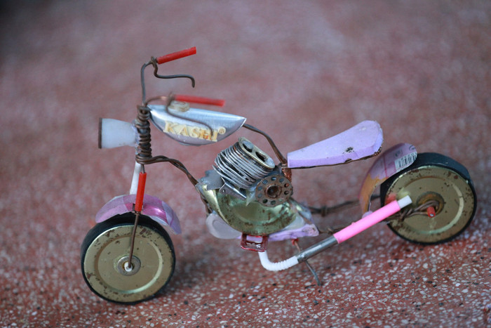 Anh Giang đã làm nên những món đồ chơi từ đồ chơi để tặng cho các em nhỏ trong xóm