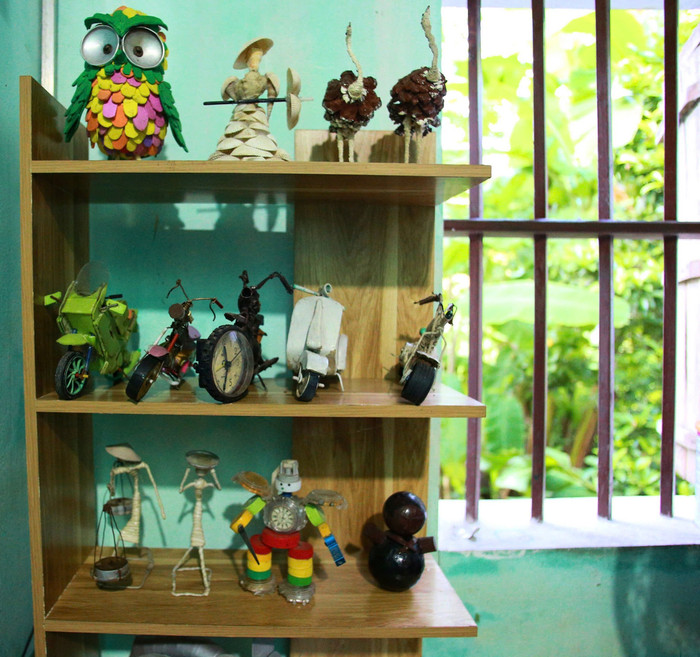 Tủ trưng bày những món đồ chơi tái chế của anh Giang